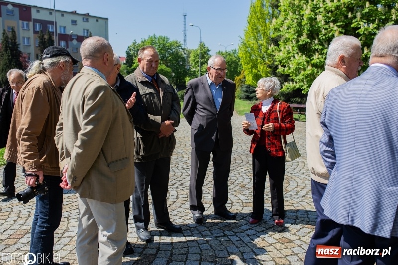 Zdjęcie w galerii na portalu naszraciborz.pl: Niech się święci 1 Maja. Lewica pod pomnikiem Matki Polki [FOTO] wiadomości z regionu
