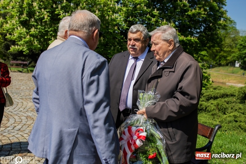 Zdjęcie w galerii na portalu naszraciborz.pl: Niech się święci 1 Maja. Lewica pod pomnikiem Matki Polki [FOTO] wiadomości z regionu