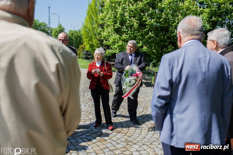 Zdjęcie w galerii na portalu naszraciborz.pl: Niech się święci 1 Maja. Lewica pod pomnikiem Matki Polki [FOTO] wiadomości z regionu
