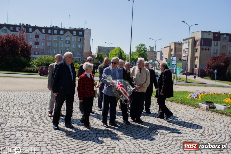Zdjęcie w galerii na portalu naszraciborz.pl: Niech się święci 1 Maja. Lewica pod pomnikiem Matki Polki [FOTO] wiadomości z regionu