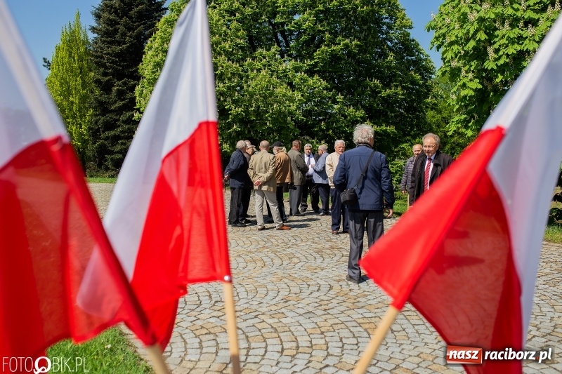 Zdjęcie w galerii na portalu naszraciborz.pl: Niech się święci 1 Maja. Lewica pod pomnikiem Matki Polki [FOTO] wiadomości z regionu