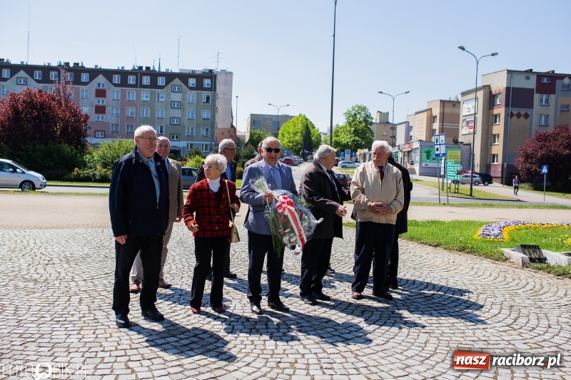 Zdjęcie w galerii na portalu naszraciborz.pl: Niech się święci 1 Maja. Lewica pod pomnikiem Matki Polki [FOTO] wiadomości z regionu