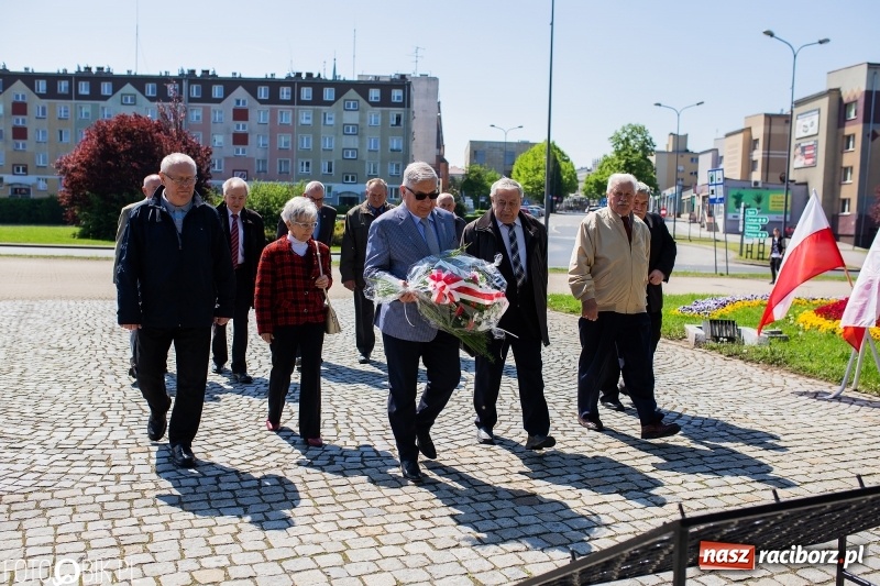Zdjęcie w galerii na portalu naszraciborz.pl: Niech się święci 1 Maja. Lewica pod pomnikiem Matki Polki [FOTO] wiadomości z regionu