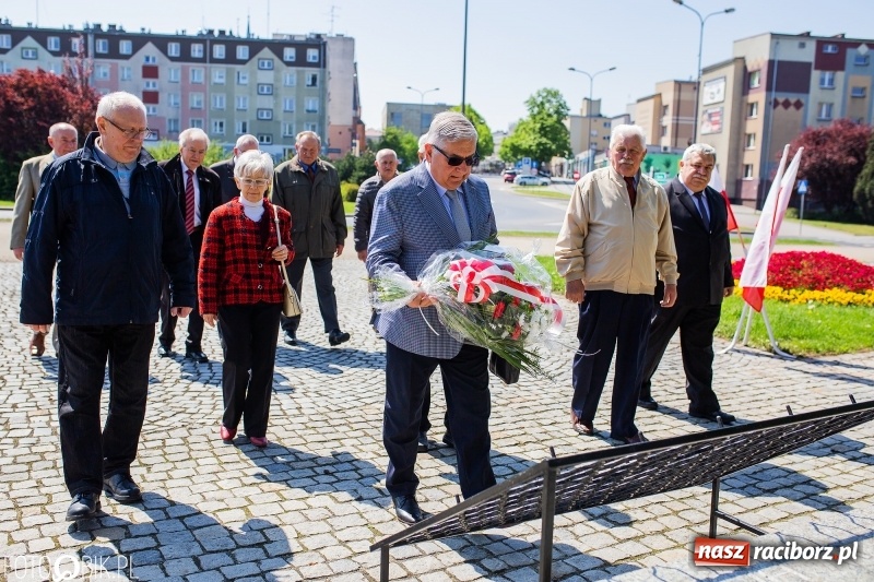 Zdjęcie w galerii na portalu naszraciborz.pl: Niech się święci 1 Maja. Lewica pod pomnikiem Matki Polki [FOTO] wiadomości z regionu