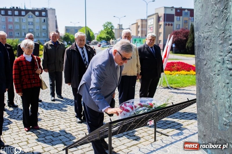 Zdjęcie w galerii na portalu naszraciborz.pl: Niech się święci 1 Maja. Lewica pod pomnikiem Matki Polki [FOTO] wiadomości z regionu