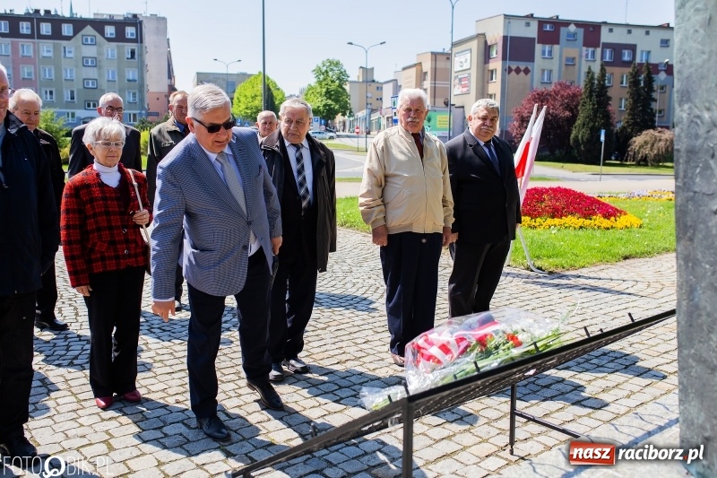 Zdjęcie w galerii na portalu naszraciborz.pl: Niech się święci 1 Maja. Lewica pod pomnikiem Matki Polki [FOTO] wiadomości z regionu