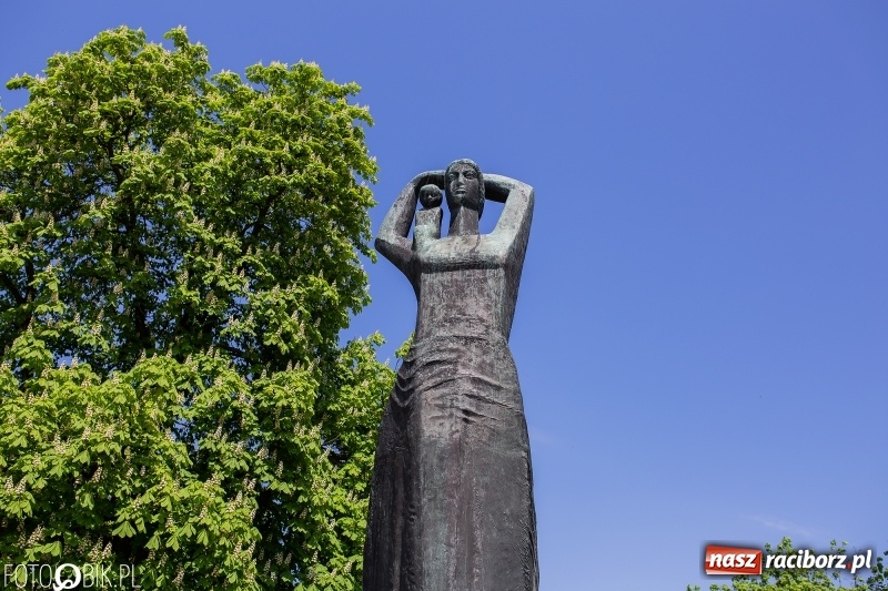 Zdjęcie w galerii na portalu naszraciborz.pl: Niech się święci 1 Maja. Lewica pod pomnikiem Matki Polki [FOTO] wiadomości z regionu