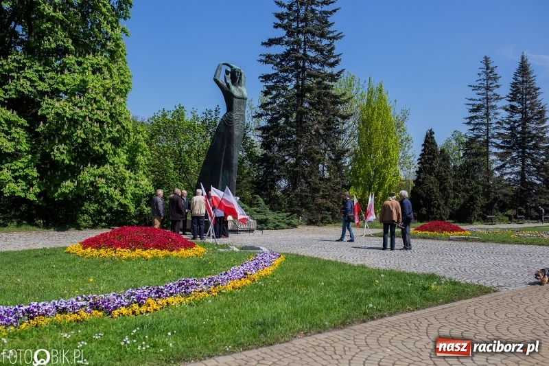 Zdjęcie w galerii na portalu naszraciborz.pl: Niech się święci 1 Maja. Lewica pod pomnikiem Matki Polki [FOTO] wiadomości z regionu