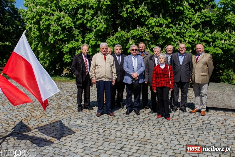 Zdjęcie w galerii na portalu naszraciborz.pl: Niech się święci 1 Maja. Lewica pod pomnikiem Matki Polki [FOTO] wiadomości z regionu