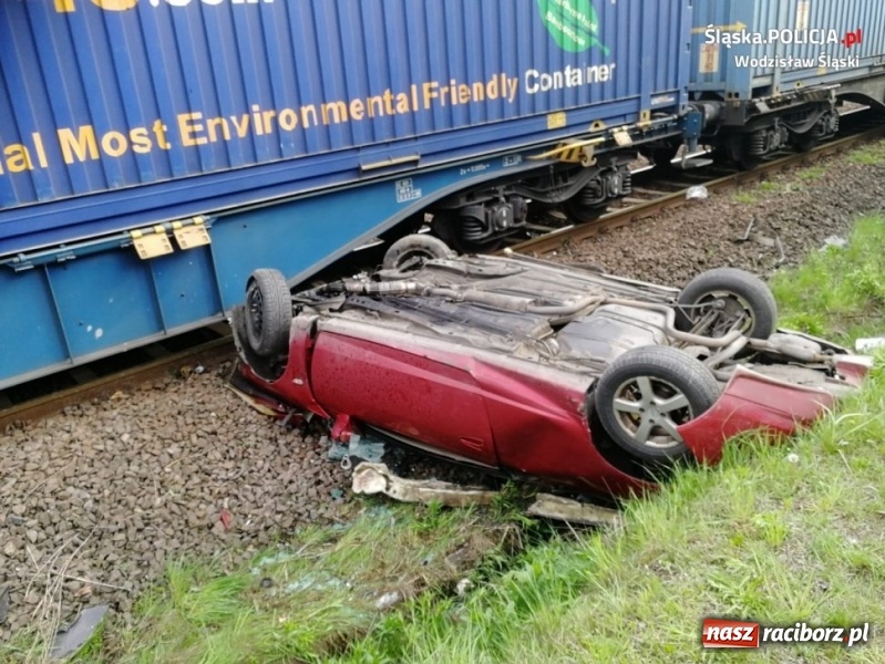 Zdjęcie w galerii na portalu naszraciborz.pl: Ford wjechał pod pociąg. Kierowca zlekceważył sygnalizator! [FOTO i WIDEO] wiadomości z regionu