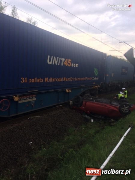 Zdjęcie w galerii na portalu naszraciborz.pl: Ford wjechał pod pociąg. Kierowca zlekceważył sygnalizator! [FOTO i WIDEO] wiadomości z regionu