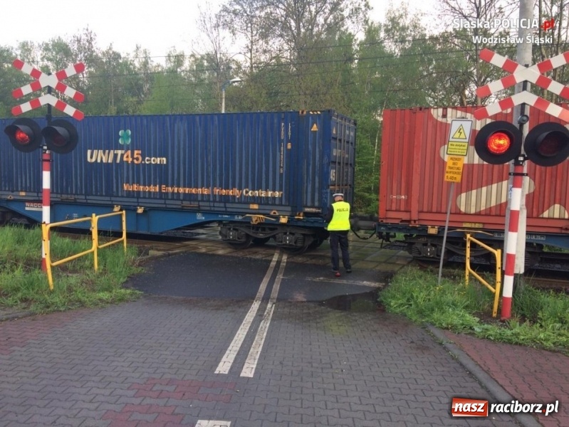 Zdjęcie w galerii na portalu naszraciborz.pl: Ford wjechał pod pociąg. Kierowca zlekceważył sygnalizator! [FOTO i WIDEO] wiadomości z regionu