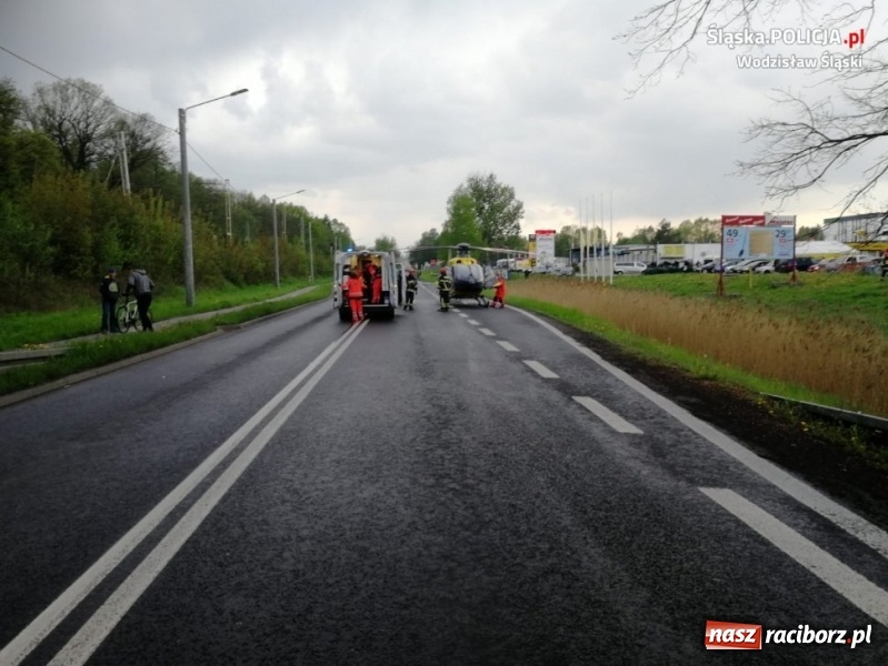 Zdjęcie w galerii na portalu naszraciborz.pl: Ford wjechał pod pociąg. Kierowca zlekceważył sygnalizator! [FOTO i WIDEO] wiadomości z regionu