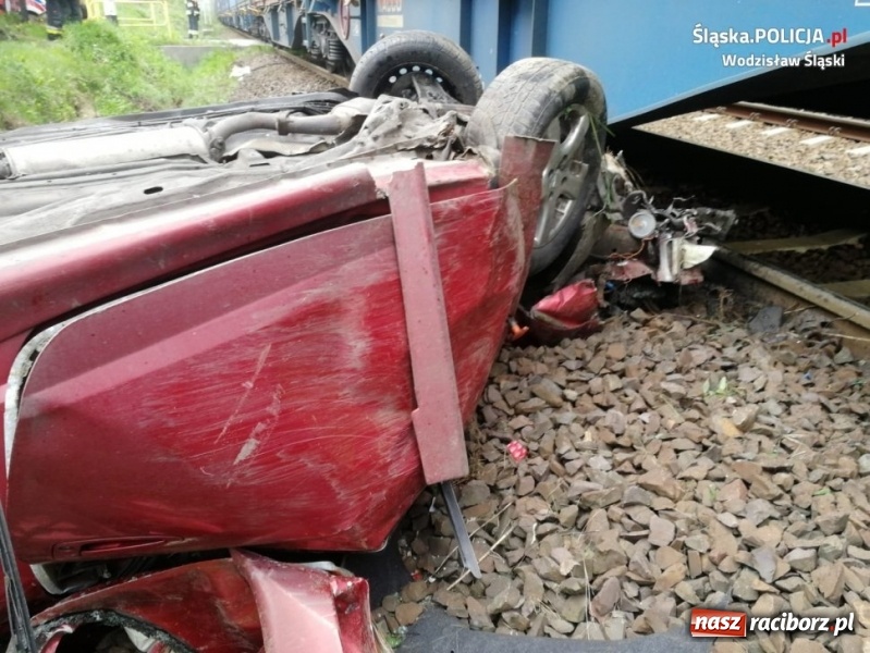 Zdjęcie w galerii na portalu naszraciborz.pl: Ford wjechał pod pociąg. Kierowca zlekceważył sygnalizator! [FOTO i WIDEO] wiadomości z regionu