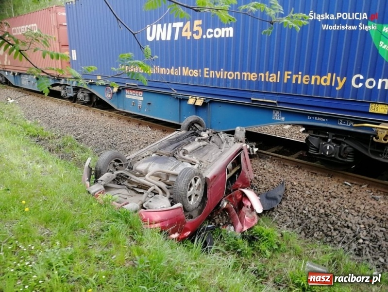 Zdjęcie w galerii na portalu naszraciborz.pl: Ford wjechał pod pociąg. Kierowca zlekceważył sygnalizator! [FOTO i WIDEO] wiadomości z regionu