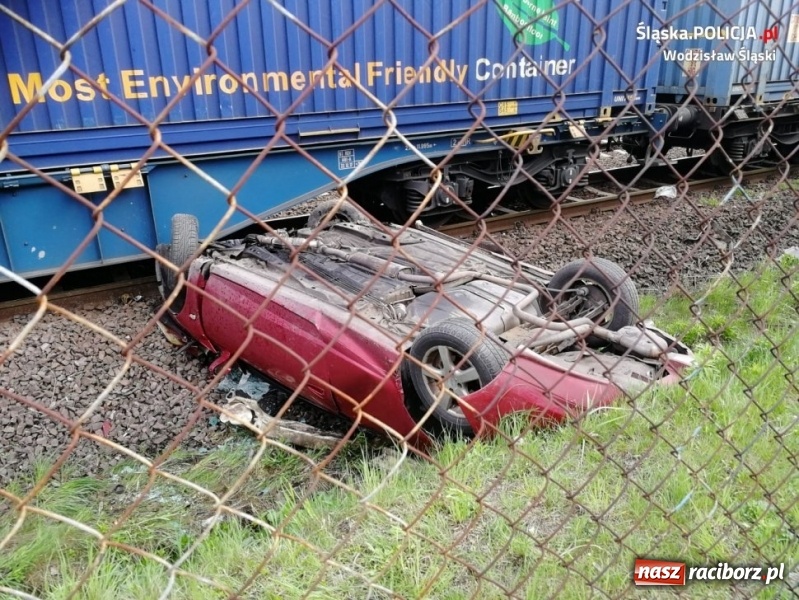 Zdjęcie w galerii na portalu naszraciborz.pl: Ford wjechał pod pociąg. Kierowca zlekceważył sygnalizator! [FOTO i WIDEO] wiadomości z regionu