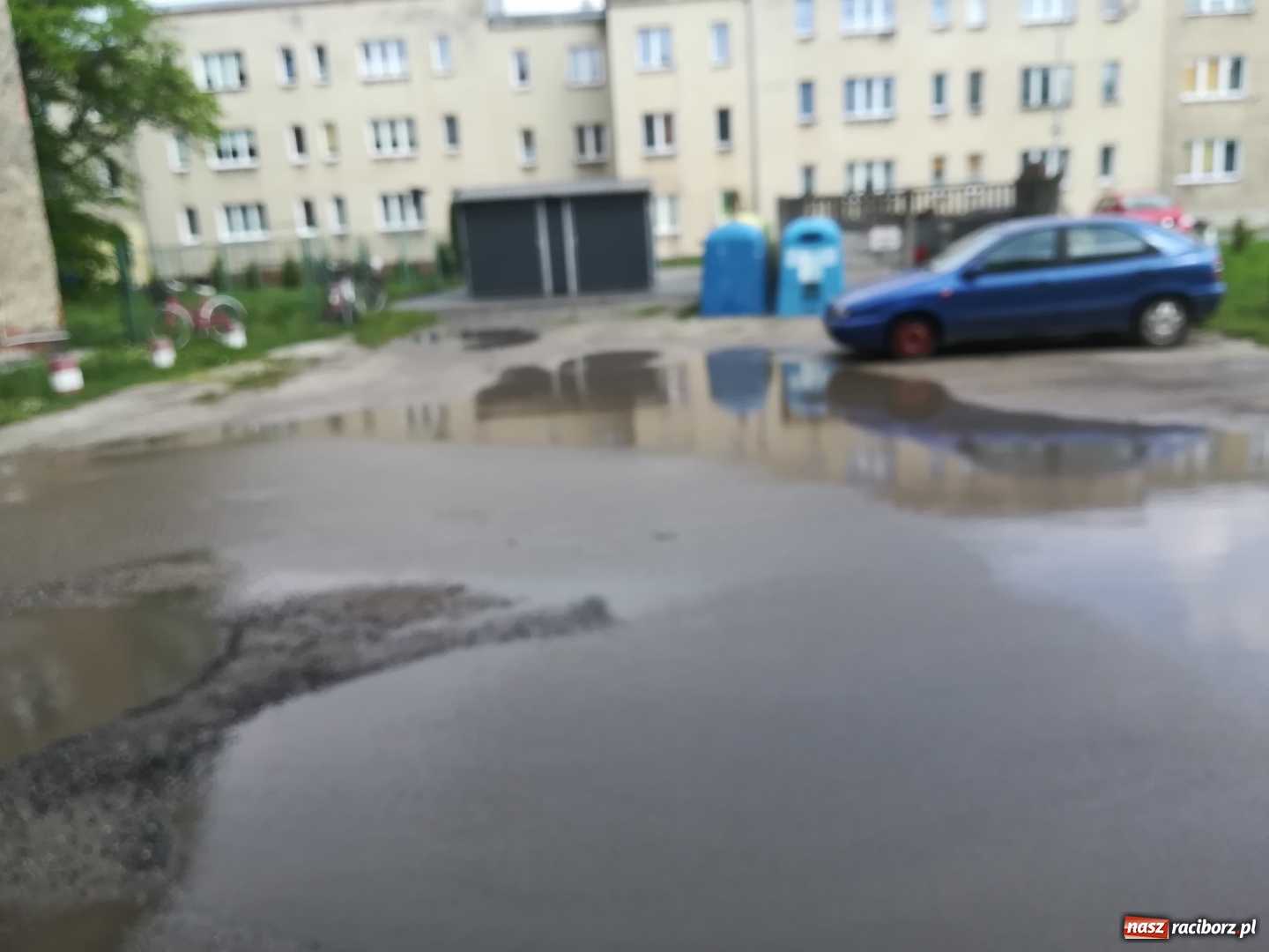 Zdjęcie w galerii na portalu naszraciborz.pl: Rozlewisko na Miechowskiej. Mieszkańcy będą wkrótce pływać łódkami wiadomości z regionu