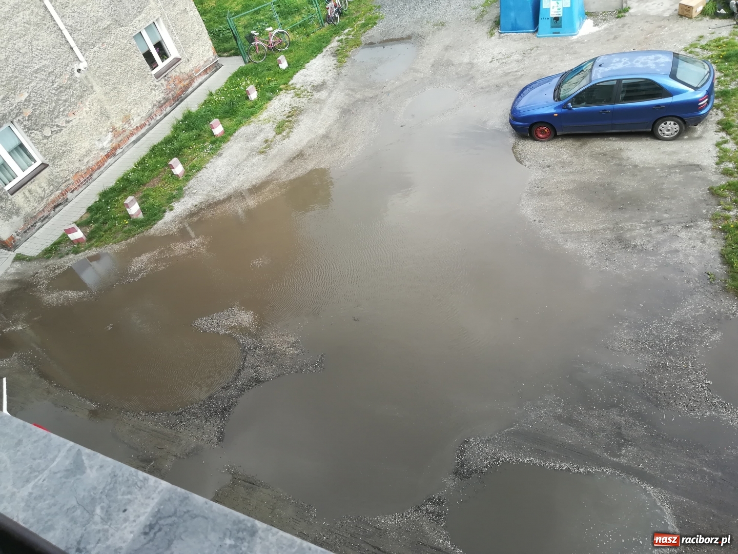 Zdjęcie w galerii na portalu naszraciborz.pl: Rozlewisko na Miechowskiej. Mieszkańcy będą wkrótce pływać łódkami wiadomości z regionu