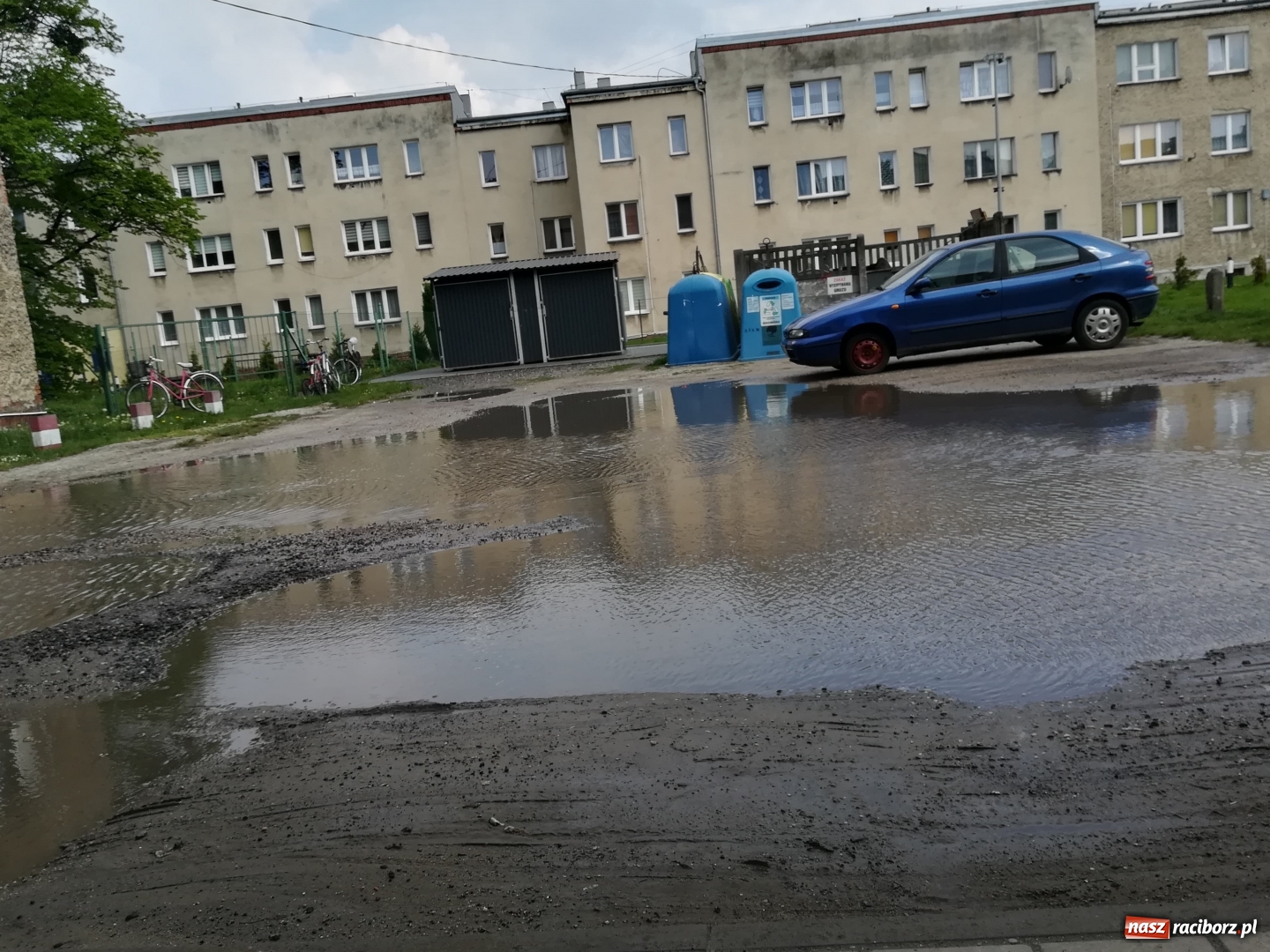 Zdjęcie w galerii na portalu naszraciborz.pl: Rozlewisko na Miechowskiej. Mieszkańcy będą wkrótce pływać łódkami wiadomości z regionu