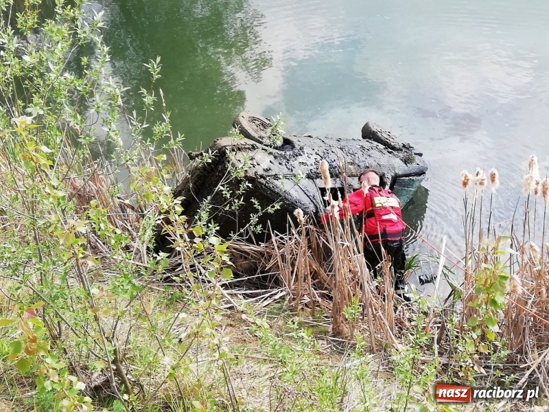 Zdjęcie w galerii na portalu naszraciborz.pl: W akwenie przy zbiorniku Racibórz ujawniono zatopiony samochód [FOTO]  wiadomości z regionu