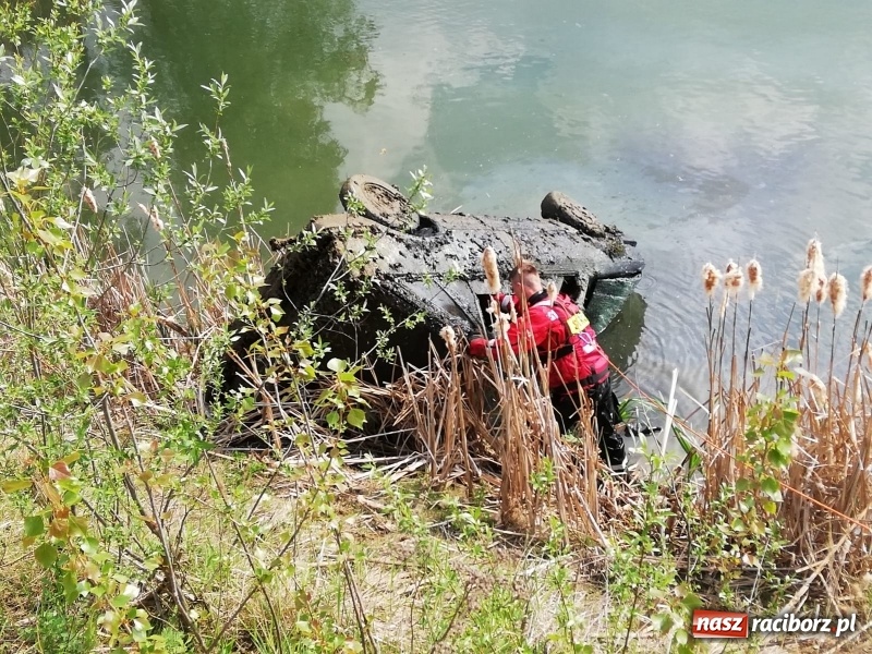 Zdjęcie w galerii na portalu naszraciborz.pl: W akwenie przy zbiorniku Racibórz ujawniono zatopiony samochód [FOTO]  wiadomości z regionu