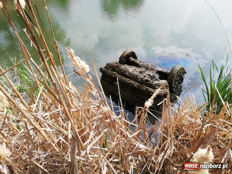 Zdjęcie w galerii na portalu naszraciborz.pl: W akwenie przy zbiorniku Racibórz ujawniono zatopiony samochód [FOTO]  wiadomości z regionu