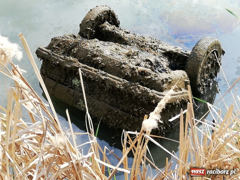 Zdjęcie w galerii na portalu naszraciborz.pl: W akwenie przy zbiorniku Racibórz ujawniono zatopiony samochód [FOTO]  wiadomości z regionu