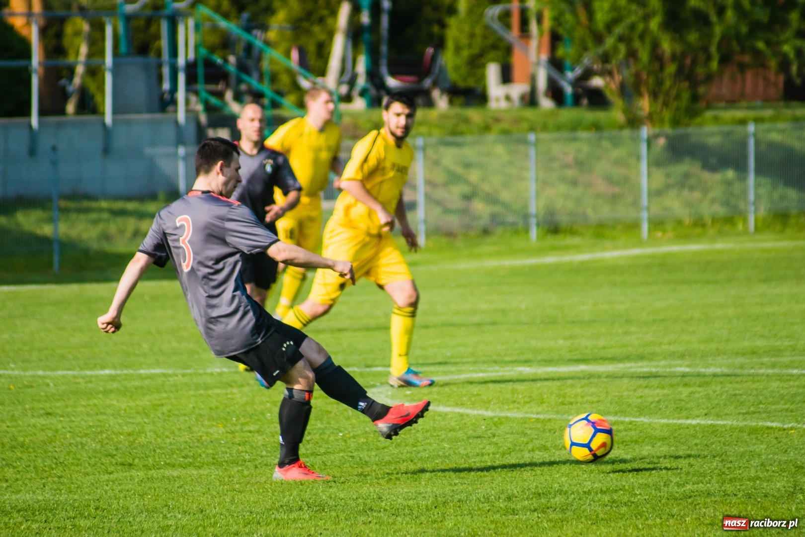 Zdjęcie w galerii na portalu naszraciborz.pl: A klasa. Emocjonujący pojedynek w Chałupkach. Raszczyce górą [FOTO] wiadomości z regionu