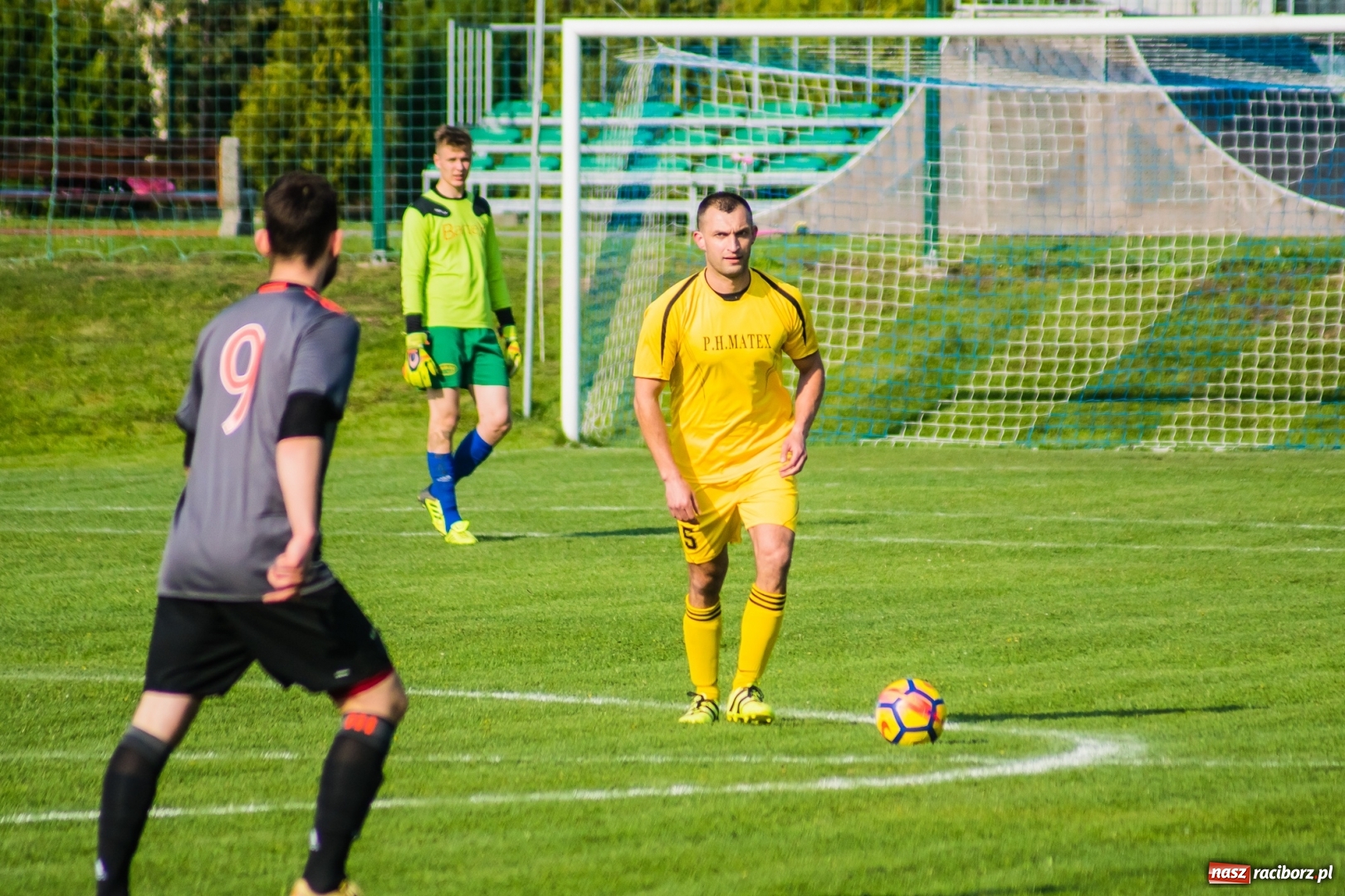 Zdjęcie w galerii na portalu naszraciborz.pl: A klasa. Emocjonujący pojedynek w Chałupkach. Raszczyce górą [FOTO] wiadomości z regionu