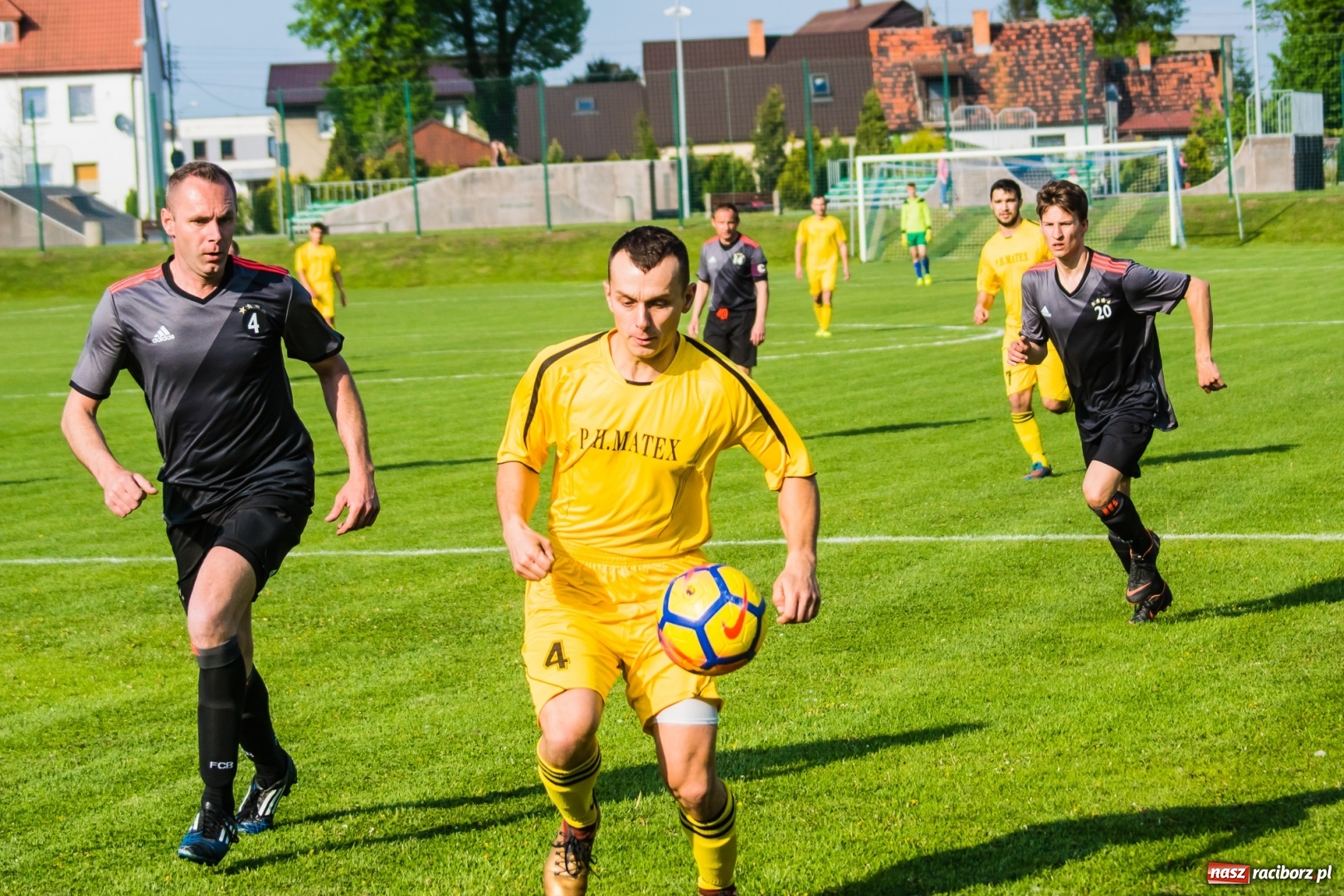 Zdjęcie w galerii na portalu naszraciborz.pl: A klasa. Emocjonujący pojedynek w Chałupkach. Raszczyce górą [FOTO] wiadomości z regionu