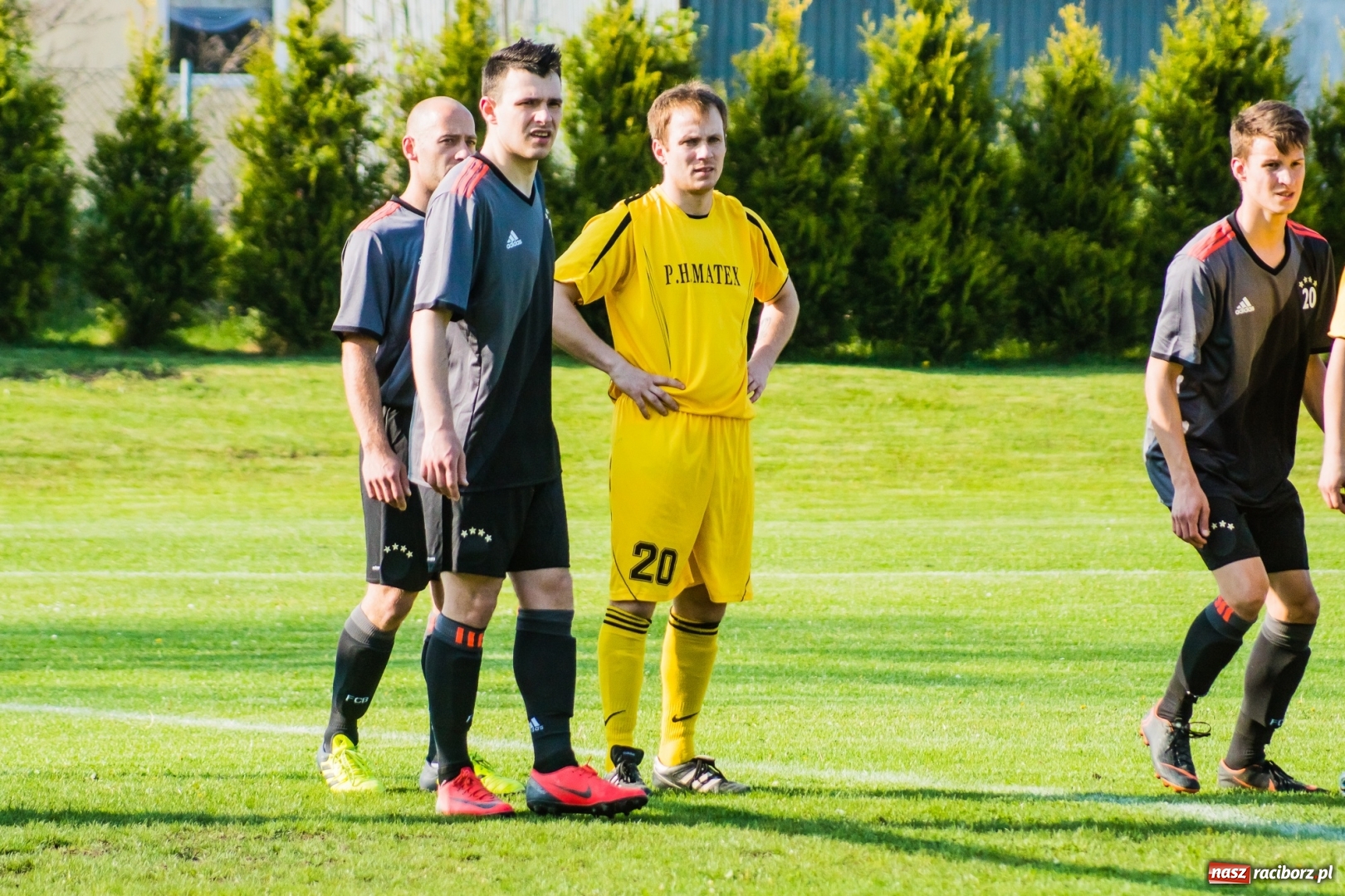Zdjęcie w galerii na portalu naszraciborz.pl: A klasa. Emocjonujący pojedynek w Chałupkach. Raszczyce górą [FOTO] wiadomości z regionu