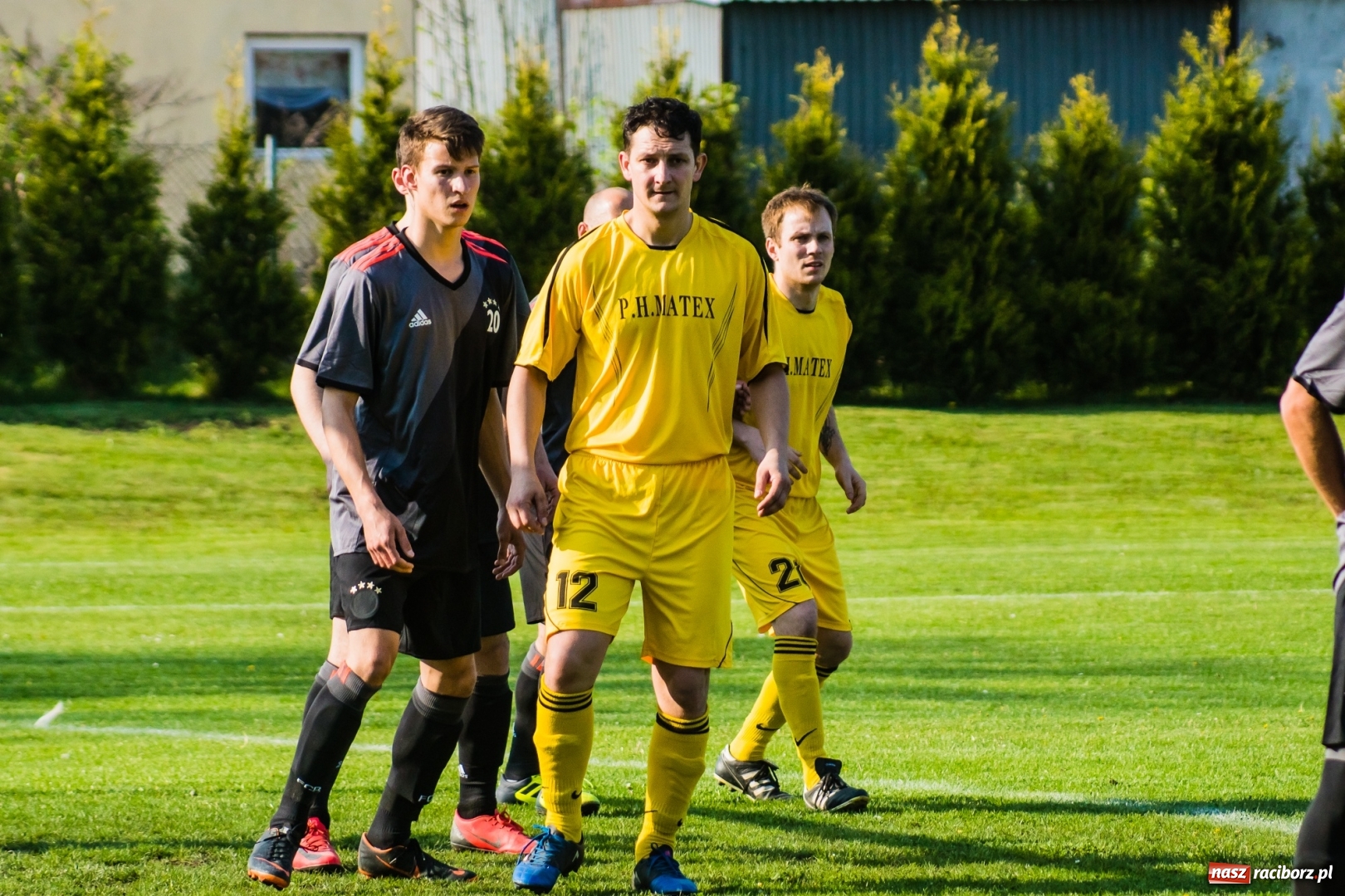 Zdjęcie w galerii na portalu naszraciborz.pl: A klasa. Emocjonujący pojedynek w Chałupkach. Raszczyce górą [FOTO] wiadomości z regionu