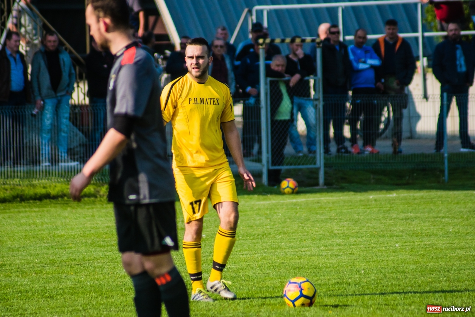 Zdjęcie w galerii na portalu naszraciborz.pl: A klasa. Emocjonujący pojedynek w Chałupkach. Raszczyce górą [FOTO] wiadomości z regionu