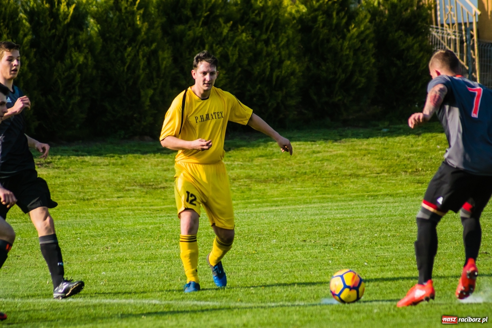 Zdjęcie w galerii na portalu naszraciborz.pl: A klasa. Emocjonujący pojedynek w Chałupkach. Raszczyce górą [FOTO] wiadomości z regionu
