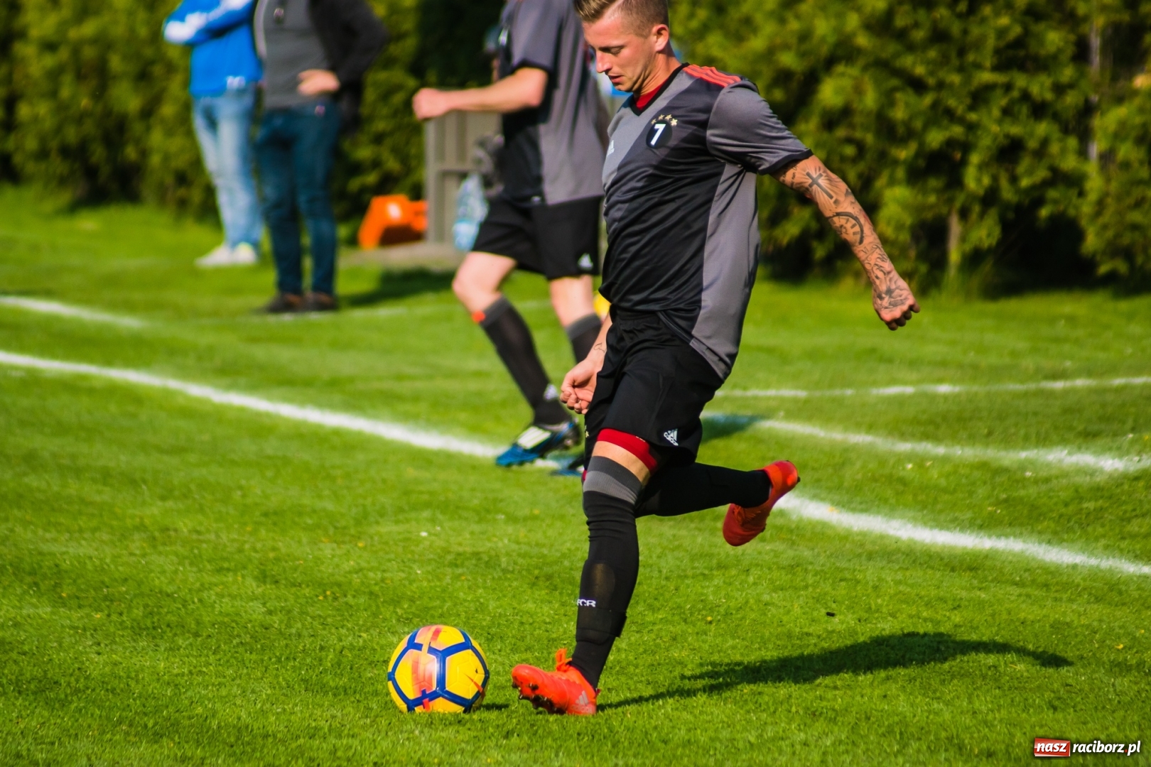 Zdjęcie w galerii na portalu naszraciborz.pl: A klasa. Emocjonujący pojedynek w Chałupkach. Raszczyce górą [FOTO] wiadomości z regionu