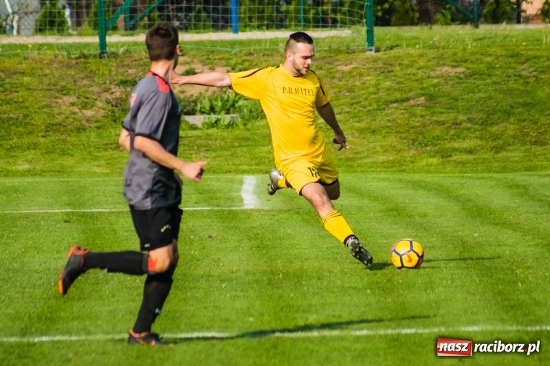 Zdjęcie w galerii na portalu naszraciborz.pl: A klasa. Emocjonujący pojedynek w Chałupkach. Raszczyce górą [FOTO] wiadomości z regionu