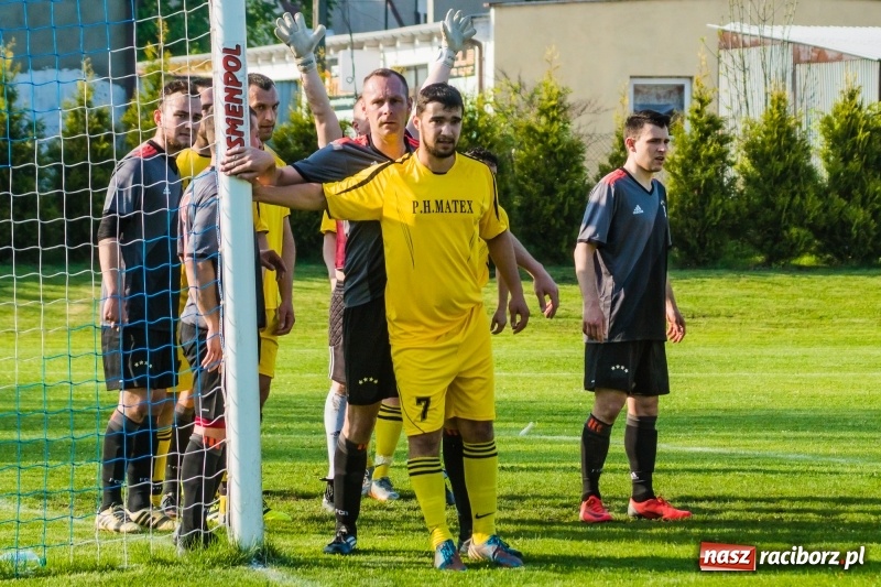 Zdjęcie w galerii na portalu naszraciborz.pl: A klasa. Emocjonujący pojedynek w Chałupkach. Raszczyce górą [FOTO] wiadomości z regionu
