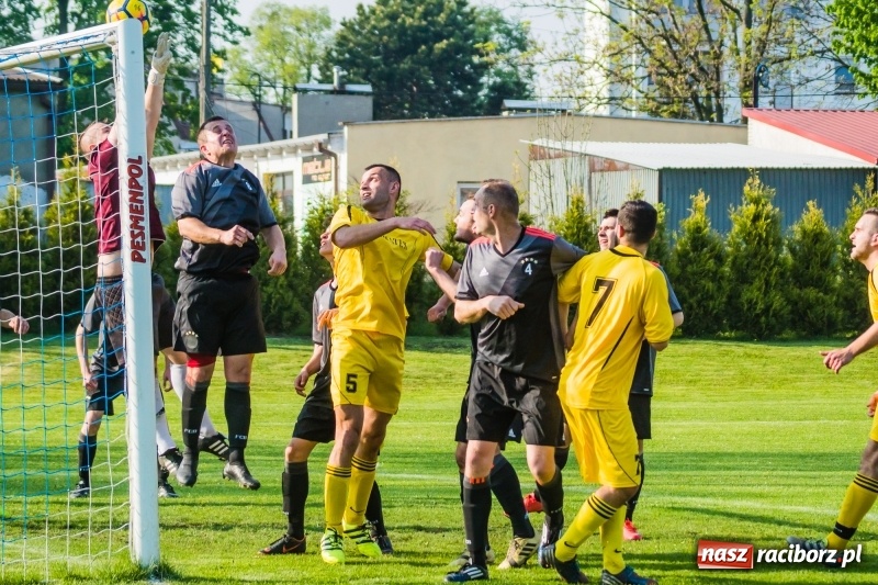 Zdjęcie w galerii na portalu naszraciborz.pl: A klasa. Emocjonujący pojedynek w Chałupkach. Raszczyce górą [FOTO] wiadomości z regionu