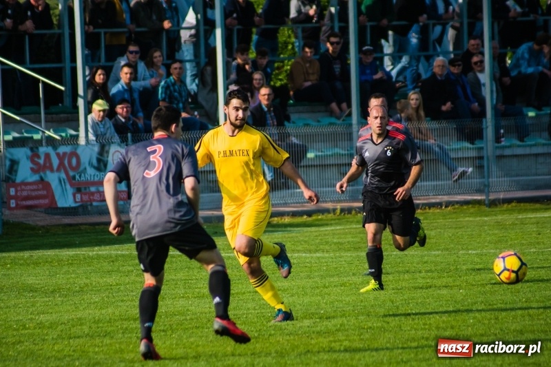 Zdjęcie w galerii na portalu naszraciborz.pl: A klasa. Emocjonujący pojedynek w Chałupkach. Raszczyce górą [FOTO] wiadomości z regionu