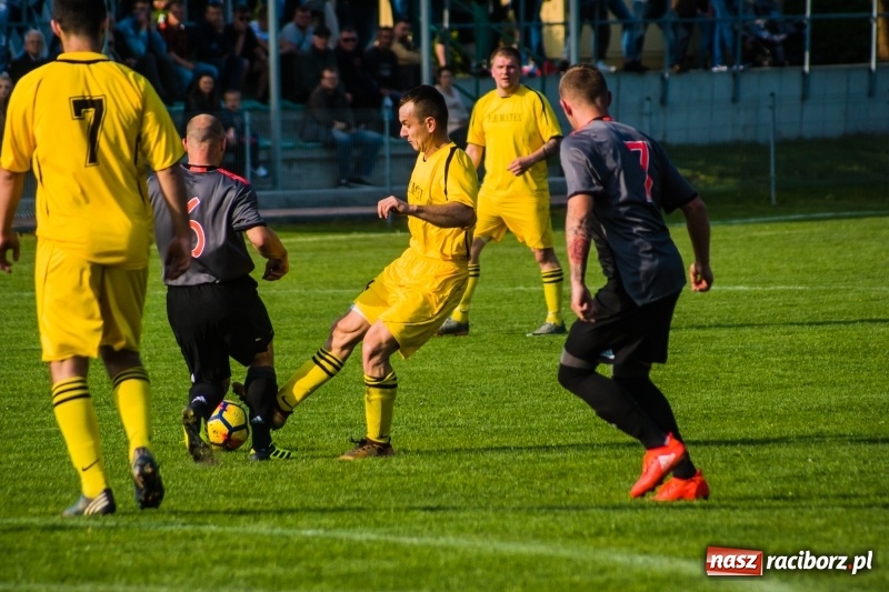 Zdjęcie w galerii na portalu naszraciborz.pl: A klasa. Emocjonujący pojedynek w Chałupkach. Raszczyce górą [FOTO] wiadomości z regionu