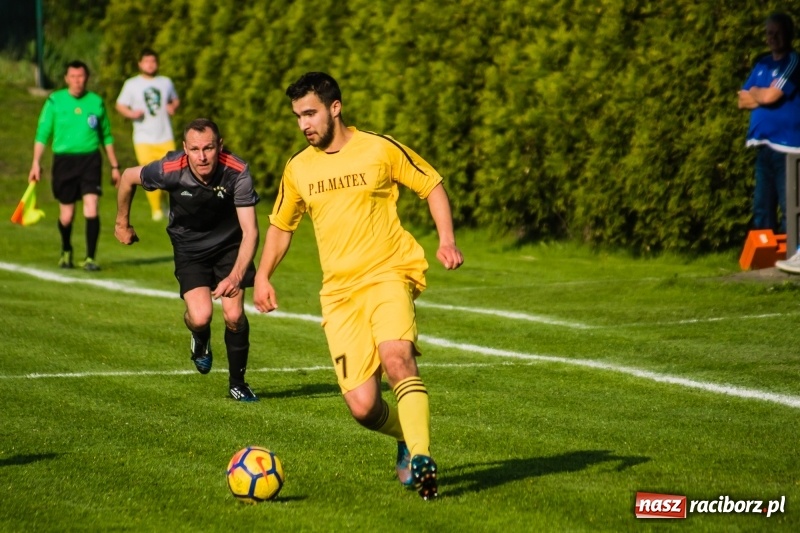 Zdjęcie w galerii na portalu naszraciborz.pl: A klasa. Emocjonujący pojedynek w Chałupkach. Raszczyce górą [FOTO] wiadomości z regionu