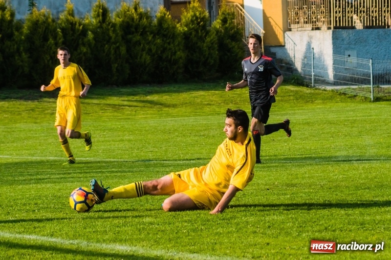 Zdjęcie w galerii na portalu naszraciborz.pl: A klasa. Emocjonujący pojedynek w Chałupkach. Raszczyce górą [FOTO] wiadomości z regionu