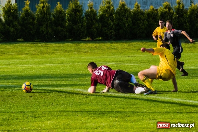 Zdjęcie w galerii na portalu naszraciborz.pl: A klasa. Emocjonujący pojedynek w Chałupkach. Raszczyce górą [FOTO] wiadomości z regionu