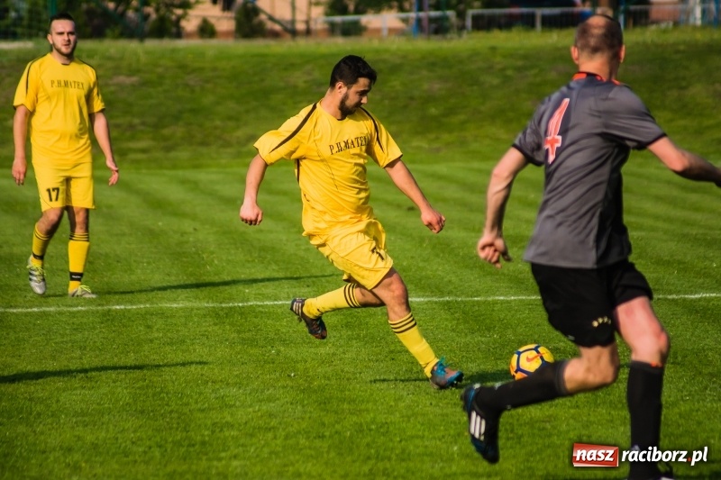 Zdjęcie w galerii na portalu naszraciborz.pl: A klasa. Emocjonujący pojedynek w Chałupkach. Raszczyce górą [FOTO] wiadomości z regionu