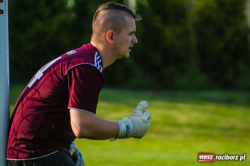 Zdjęcie w galerii na portalu naszraciborz.pl: A klasa. Emocjonujący pojedynek w Chałupkach. Raszczyce górą [FOTO] wiadomości z regionu