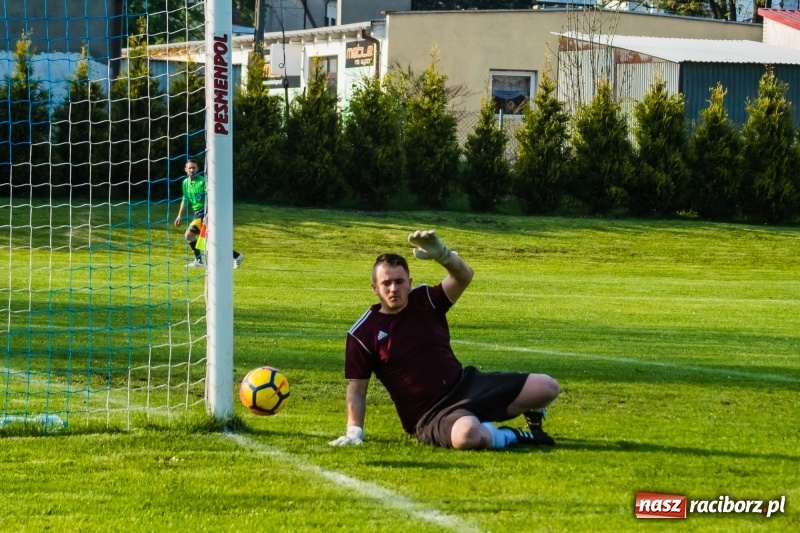 Zdjęcie w galerii na portalu naszraciborz.pl: A klasa. Emocjonujący pojedynek w Chałupkach. Raszczyce górą [FOTO] wiadomości z regionu