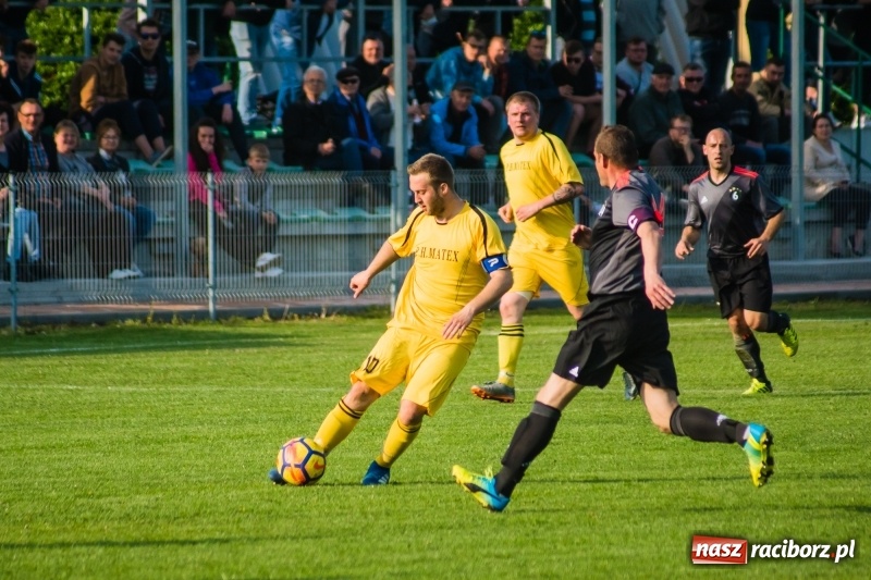 Zdjęcie w galerii na portalu naszraciborz.pl: A klasa. Emocjonujący pojedynek w Chałupkach. Raszczyce górą [FOTO] wiadomości z regionu