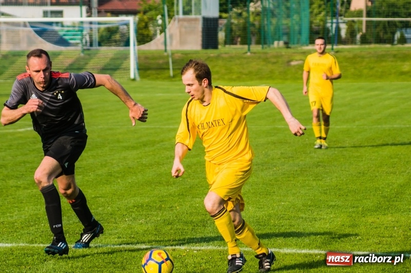 Zdjęcie w galerii na portalu naszraciborz.pl: A klasa. Emocjonujący pojedynek w Chałupkach. Raszczyce górą [FOTO] wiadomości z regionu