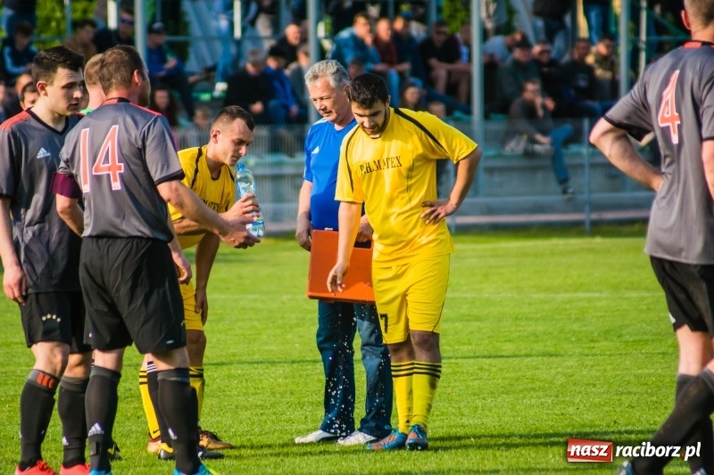 Zdjęcie w galerii na portalu naszraciborz.pl: A klasa. Emocjonujący pojedynek w Chałupkach. Raszczyce górą [FOTO] wiadomości z regionu