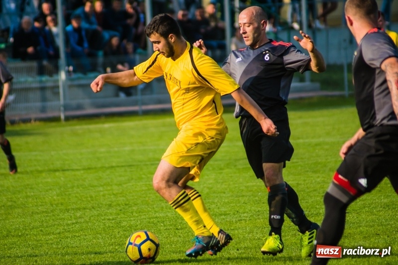 Zdjęcie w galerii na portalu naszraciborz.pl: A klasa. Emocjonujący pojedynek w Chałupkach. Raszczyce górą [FOTO] wiadomości z regionu